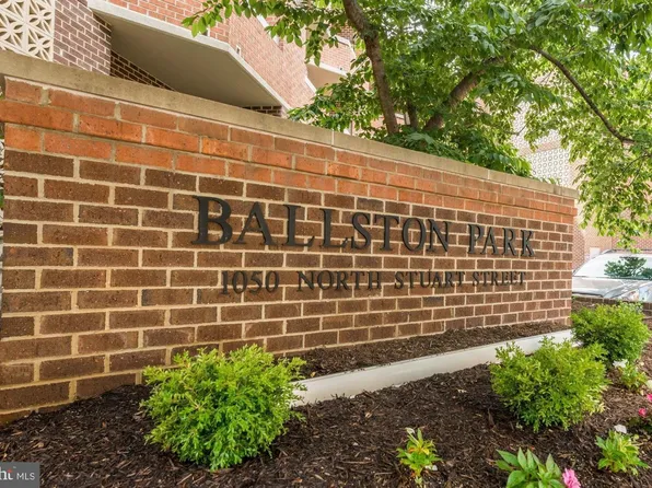 1050 N Stuart St APT 817, Arlington, VA 22201