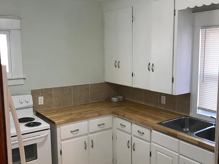 112 N Foster Ave — Photo 4