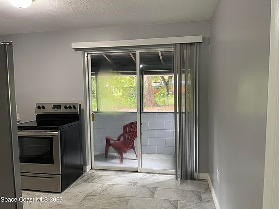 3rd image of 2803 E Hickory Cir