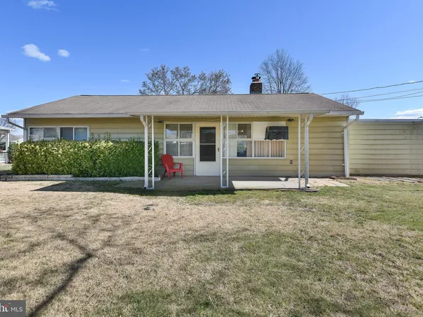 21 Pensive Ln, Levittown, PA 19054