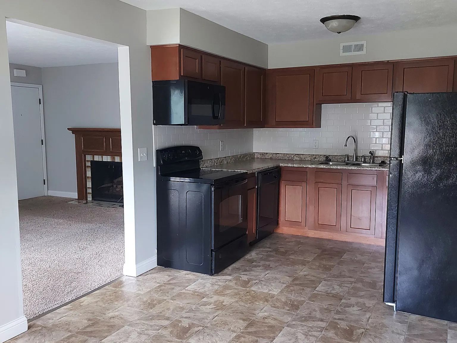 2 bed, 1090 sqft, $1,295 — Photo 4