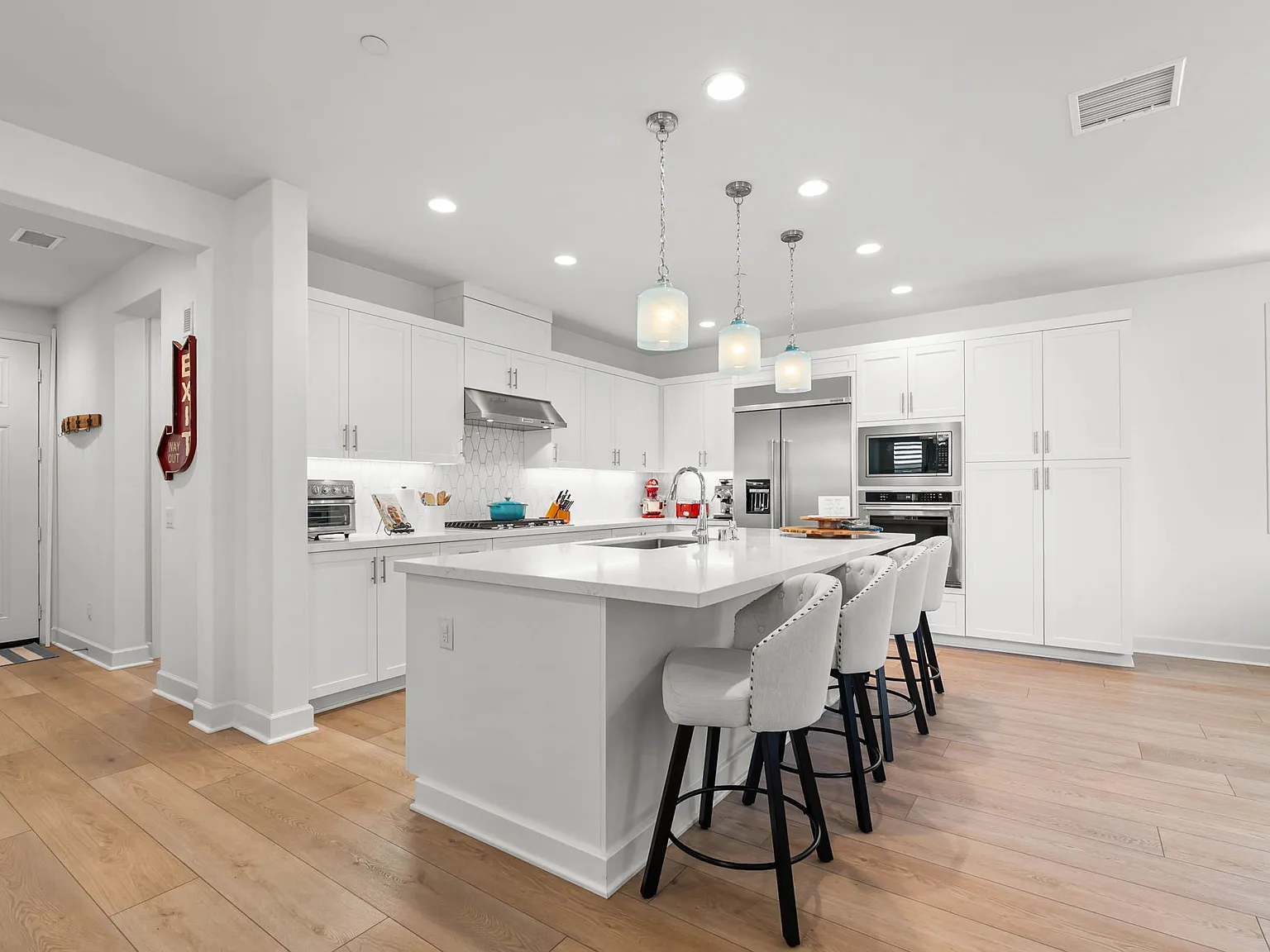 4 bed, 2855 sqft, $5,600 — Photo 3