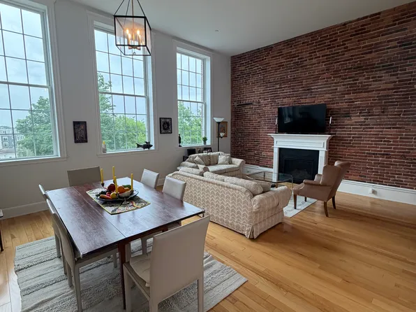 52 Sanborn St APT 206, Reading, MA 01867