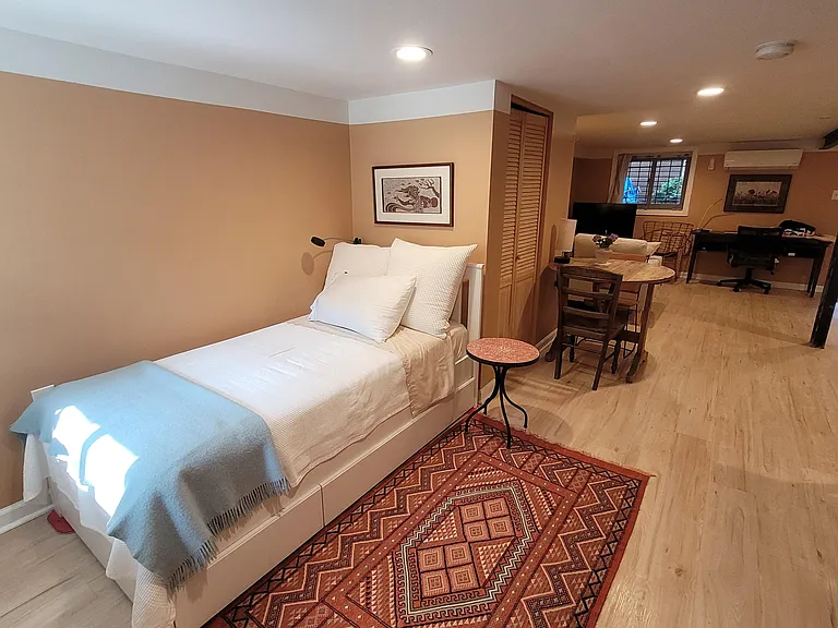 918 10th St NE #STUDIO — Photo 3