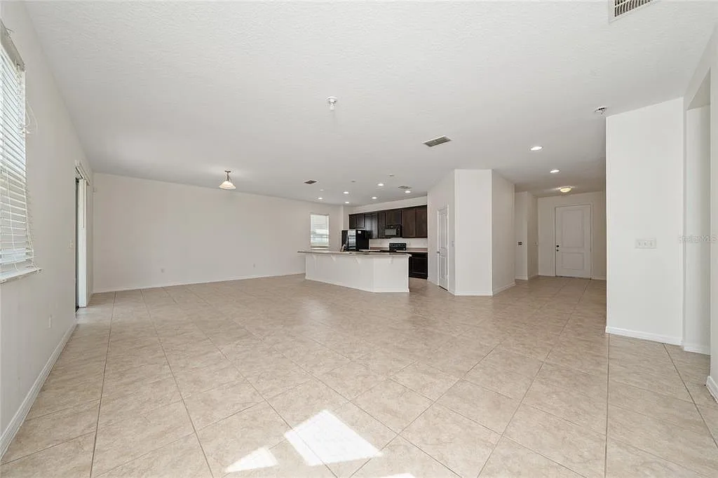 4 bed, 2.0 bath, 2106 sqft, $2,600 — Photo 4