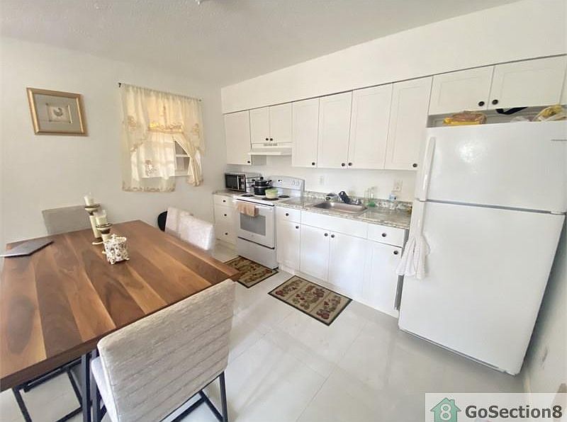 1st image of 1290 NE 142nd St #4