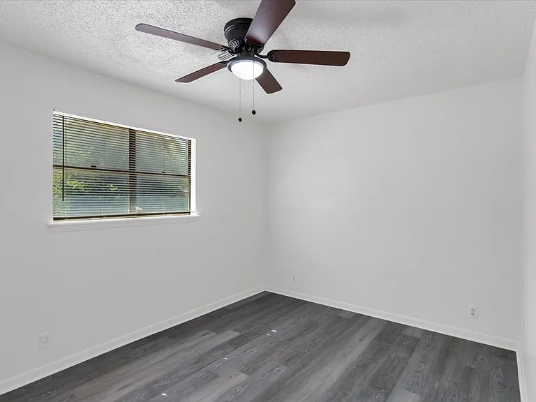 1312 N Travis St — Photo 22