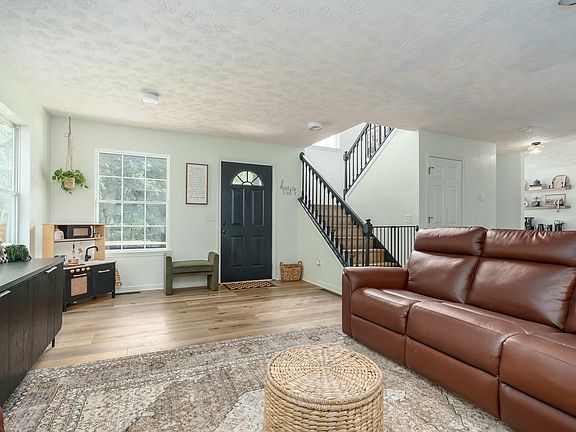 5th image of 20 Leitch Dr