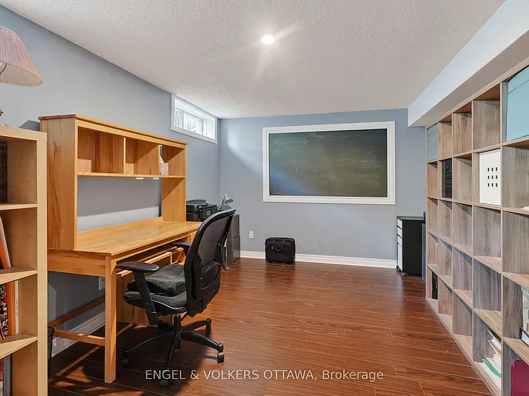 1033 Como Cres — Photo 22