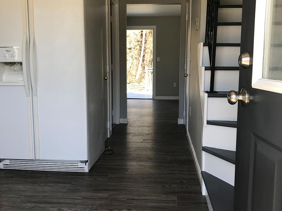 Entry, coat closet to the right, kitchen to the left