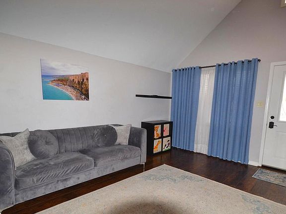 4th image of 304 Victoria Dr