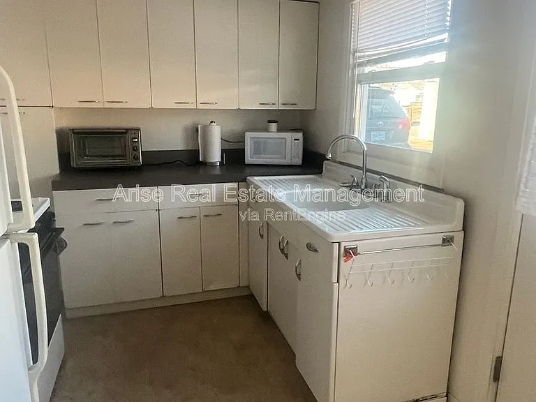 130 SW Canyon Dr #4 — Photo 5