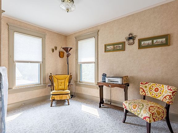 4th image of 615 W 3rd St