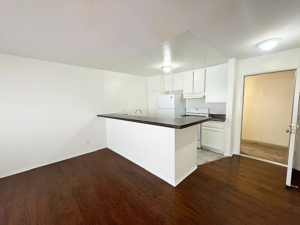 1st image of 3908 Ingraham St #103