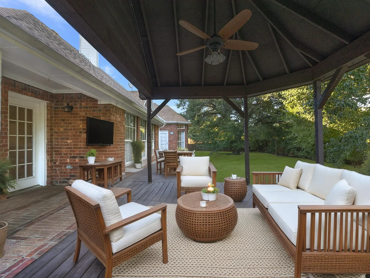 4 bed, 3.5 bath, 2876 sqft, $6,000 — Photo 2