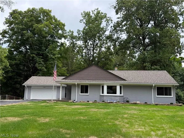 2120 Arms Dr, Girard, OH 44420