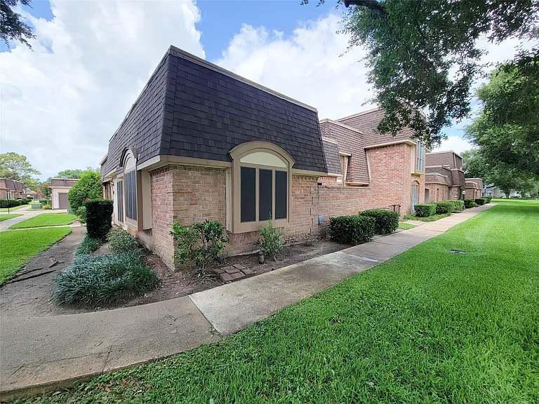 2815 Cambridge Ln — Photo 3