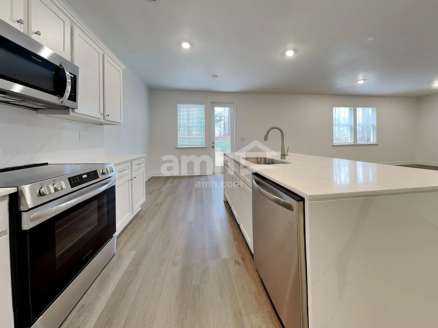 4 bed, 2.5 bath, 2293 sqft, $2,480 — Photo 4