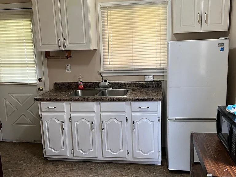 27107 Seyburn Ave — Photo 10
