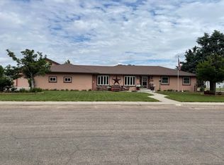 1200 W Kingman Ave, Lakin, KS 67860