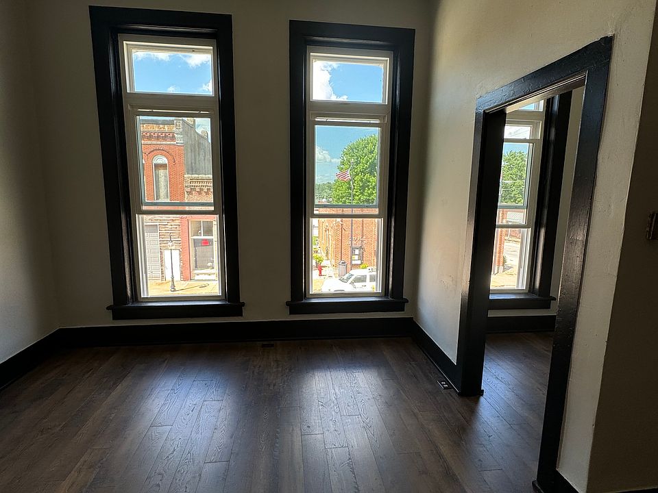 Enjoy the beautiful boutique next door on Main Street to the south or experience Mama Loca's restaurant to the North just downstairs.