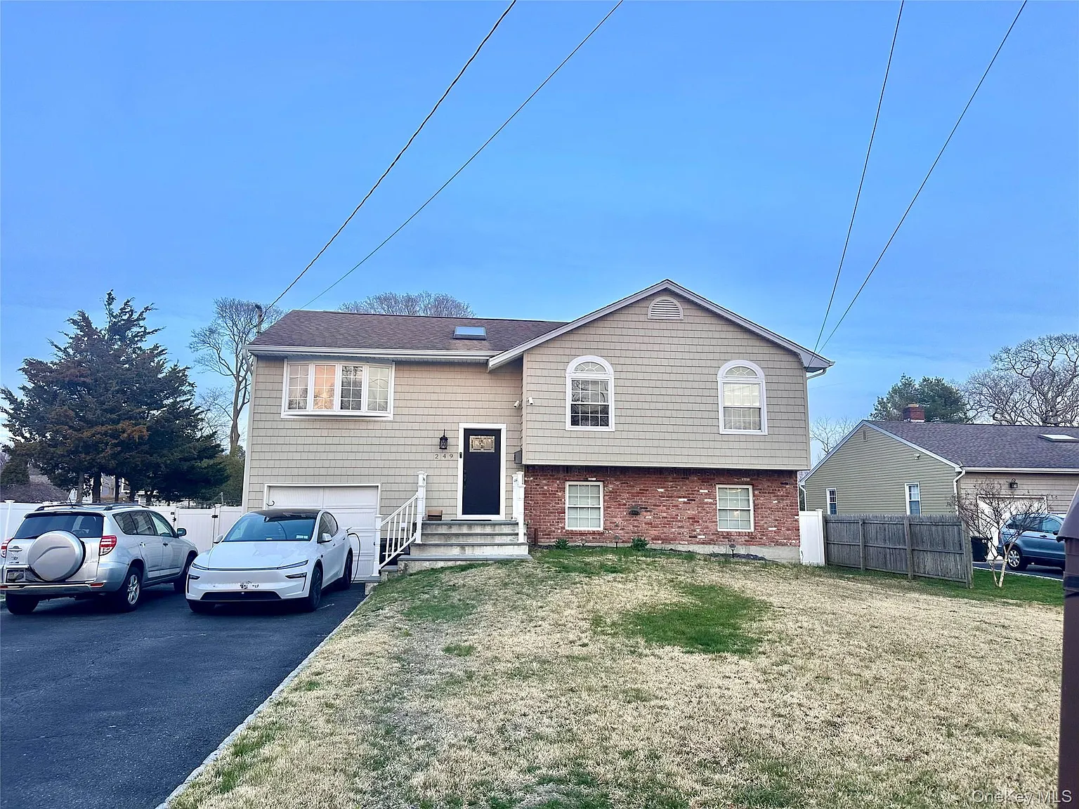249 Bayport Avenue photo 1