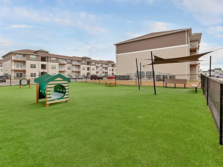 Hutchison Place Apartments — Photo 43
