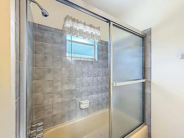 274 NE Glentry Ave — Photo 16