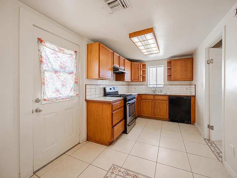2830 E Sheridan St — Photo 8