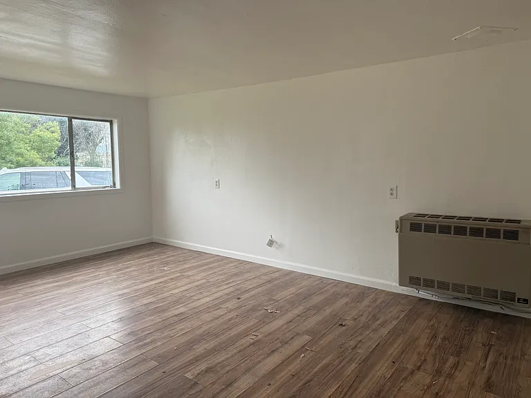 20734 Walnut St — Photo 9