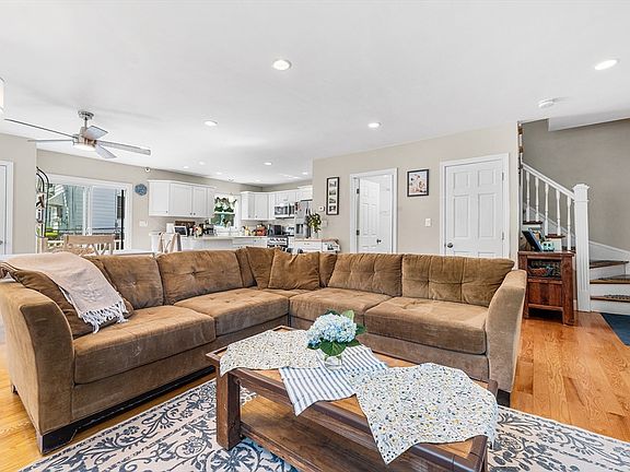3rd image of 19 Laconia Ave