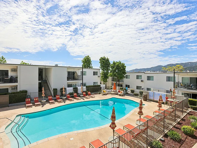 Summit La Crescenta — Photo 16
