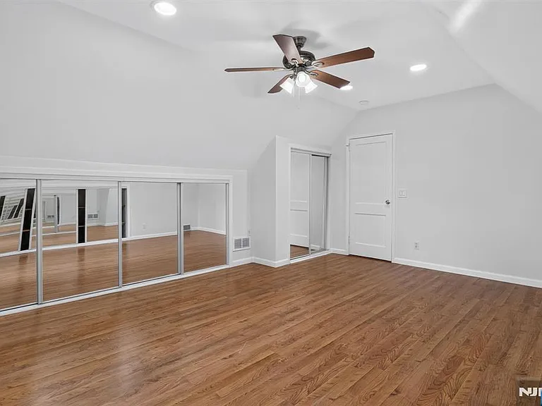 670 John St — Photo 31