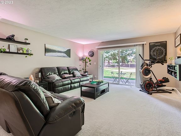 Living Room>