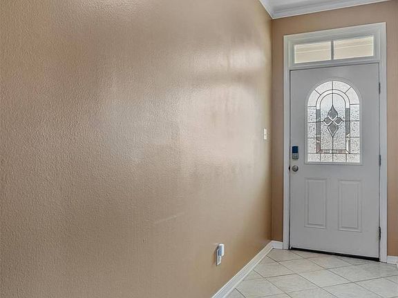 4th image of 3303 Colonial Dr