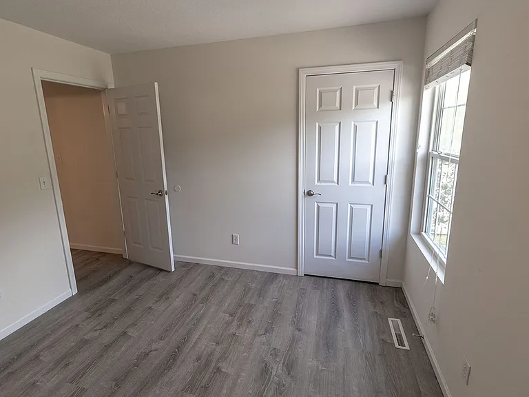 3310 E Saint Charles Rd — Photo 23
