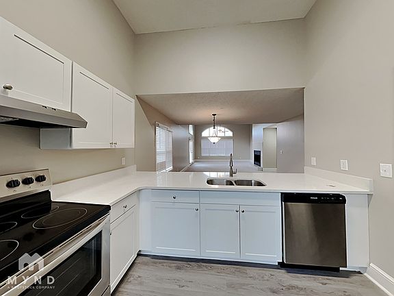 4th image of 4015 Golfview Dr