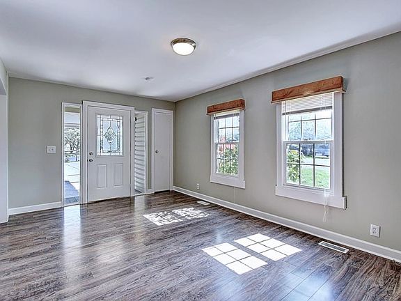 5th image of 340 Clearwater Dr