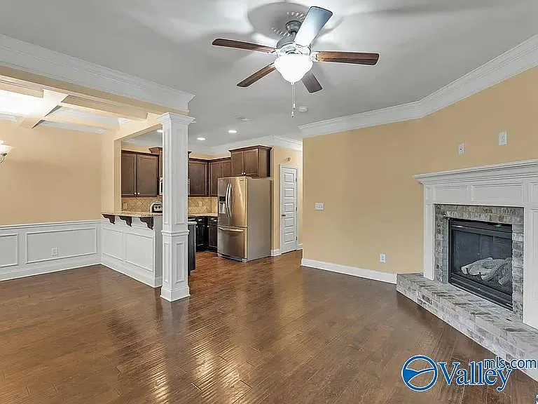 3 bed, 2.5 bath, 1808 sqft, $1,795 — Photo 2