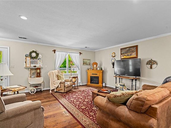 5th image of 303 W Maple St