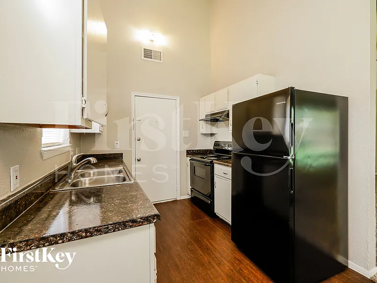23314 Balthasar St — Photo 9