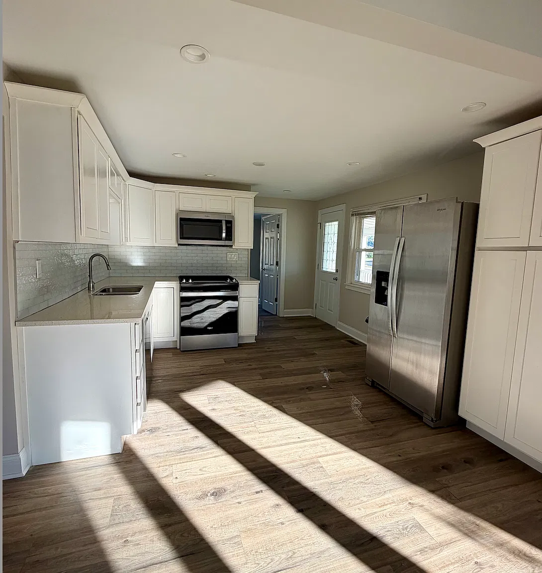 3 bed, 1077 sqft, $2,200 — Photo 3