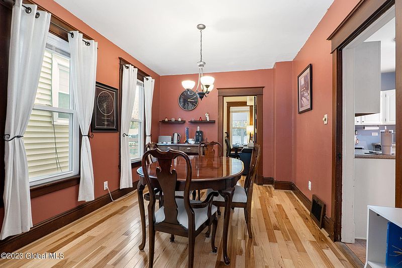 5th image of 7 Mapleridge Avenue