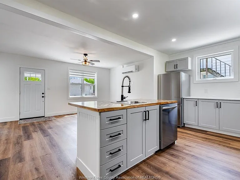 48 McLean St — Photo 10