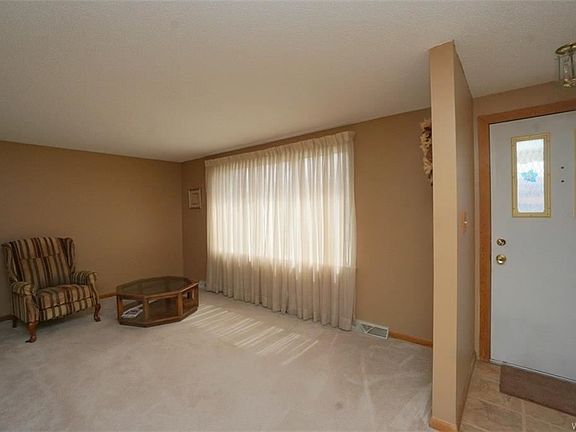4th image of 14 Dover Dr