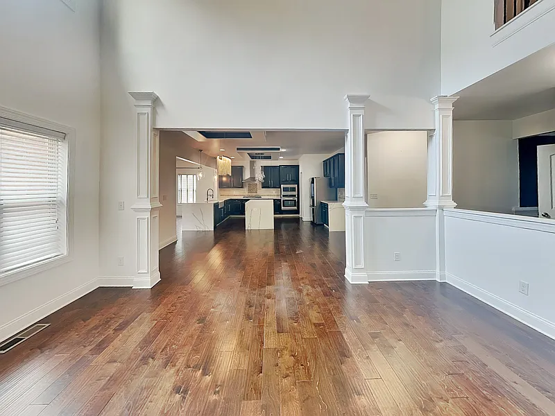 5 bed, 4.5 bath, 5032 sqft, $4,700 — Photo 2