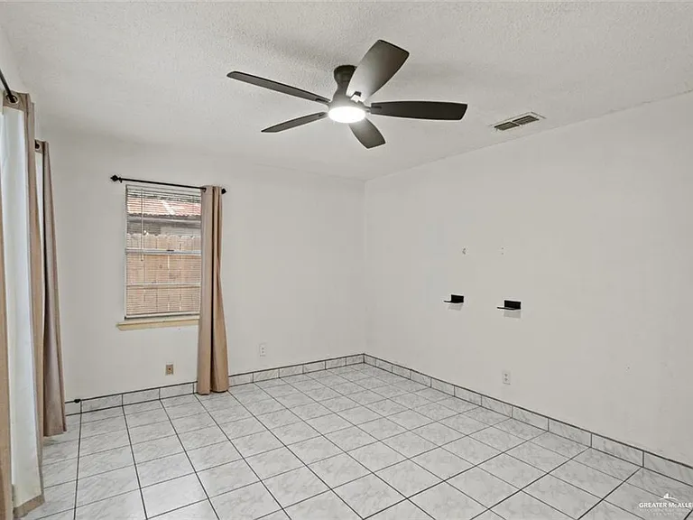 1014 E Peter St — Photo 5