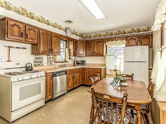 5th image of 553 Forest Ave