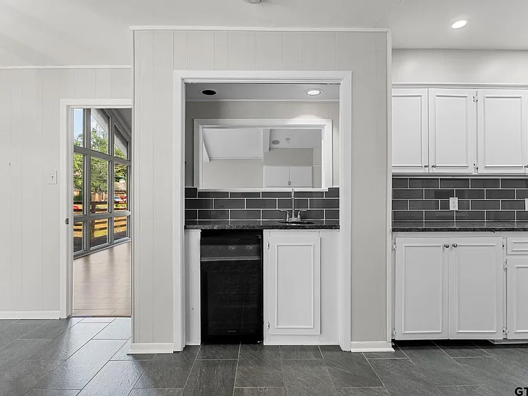 3200 Decharles St — Photo 14