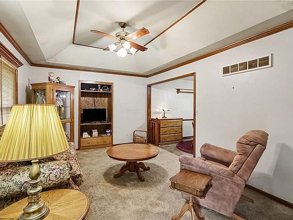 3rd image of 605 SE Westwind Dr